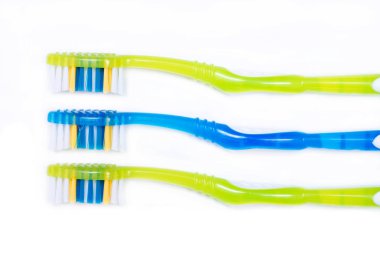 Beyaz arka plan üzerinde izole renkli plastik diş fırçası