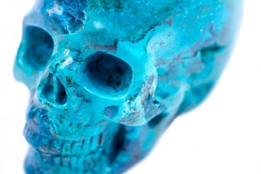 Değerli taş Krizokol oyma gerçekçi kristal kafatası beyaz arka plan üzerinde izole Peru'dan