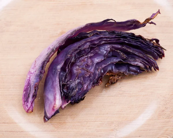 Chou Biologique Rouge Rôti Violet Sur Plaque Transparente Planche Découper — Photo
