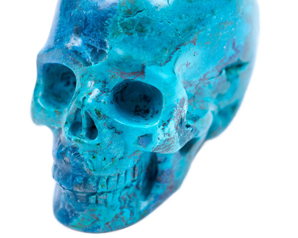 Драгоценный камень Хризоколла вырезанный реалистичный хрустальный череп из Перу изолирован на белом фоне
