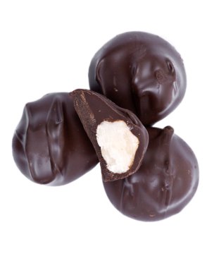 Koyu çikolata kaplı beyaz arka plan üzerinde izole fıstık