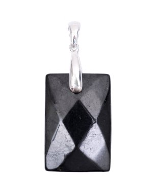 Beyaz arka plan üzerinde izole Rusya'dan yönlü yüzü olan dikdörtgen shungite kolye