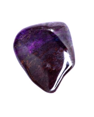 Derin mor manganez sugilite ile Güney Afrika beyaz arka plan üzerinde izole taş eskitme