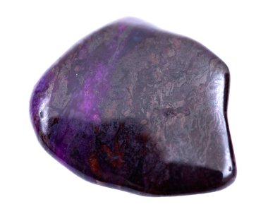 Derin mor manganez sugilite ile Güney Afrika beyaz arka plan üzerinde izole taş eskitme