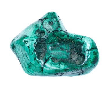 Beyaz arka plan üzerinde izole kısmen parlak yeşil serbest form bullseye malakit numune