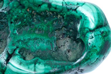 Beyaz arka plan üzerinde izole kısmen parlak yeşil serbest form bullseye malakit numune