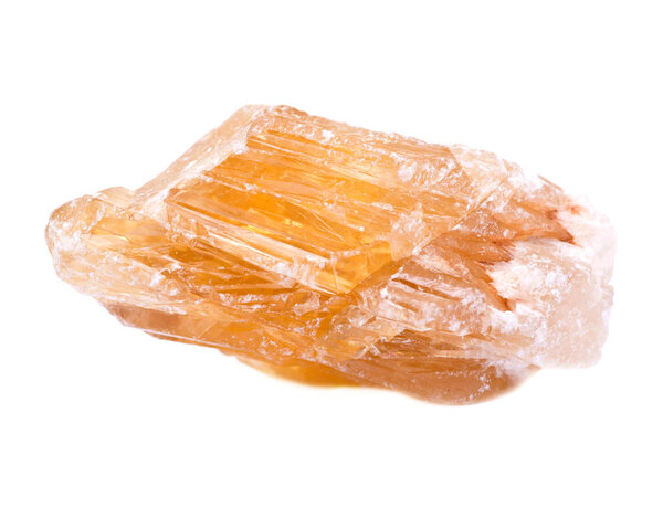 Частично кристаллизованный золотой скаполит из Нигерии изолирован на белом фоне
 