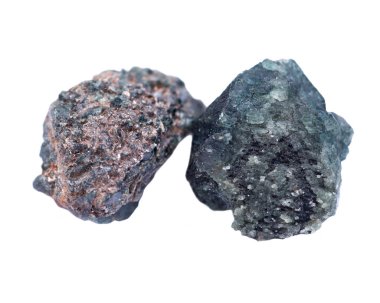 Beyaz arka plan üzerinde izole Tanzanya kristalize alexandrite