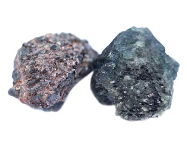 Beyaz arka plan üzerinde izole Tanzanya kristalize alexandrite
