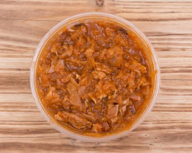 Antika ahşap arka plan üzerinde bpa ücretsiz plastik kap içinde güveç lahana ev yapımı