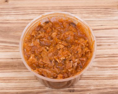 Antika ahşap arka plan üzerinde bpa ücretsiz plastik kap içinde güveç lahana ev yapımı