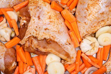 Marine edilmiş tavuk, havuç, soğan ve sarımsak metalik Kavurma Fırını tavada