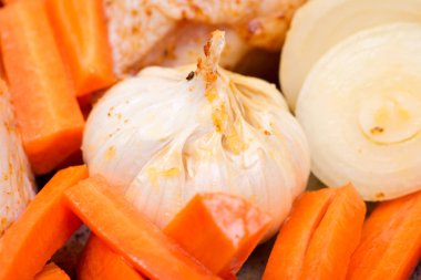 Marine edilmiş tavuk, havuç, soğan ve sarımsak metalik Kavurma Fırını tavada