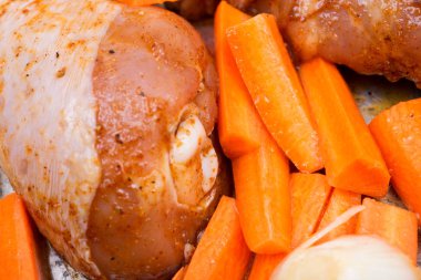 Marine edilmiş tavuk, havuç, soğan ve sarımsak metalik Kavurma Fırını tavada