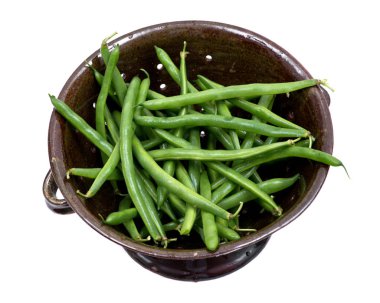 Taze organik çiğ yeşil fasulye kil seramik berry kase, beyaz arka plan üzerinde izole süzgeç