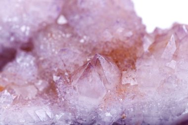 Beyaz arka plan üzerinde izole Güney Afrika'dan güzel Ametist ruhu kuvars ışıltı küme