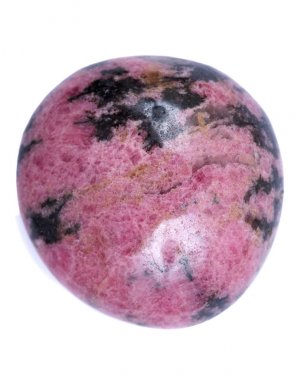 Madagaskar, beyaz arka plan üzerinde izole taştan Palm cilalı rhodonite