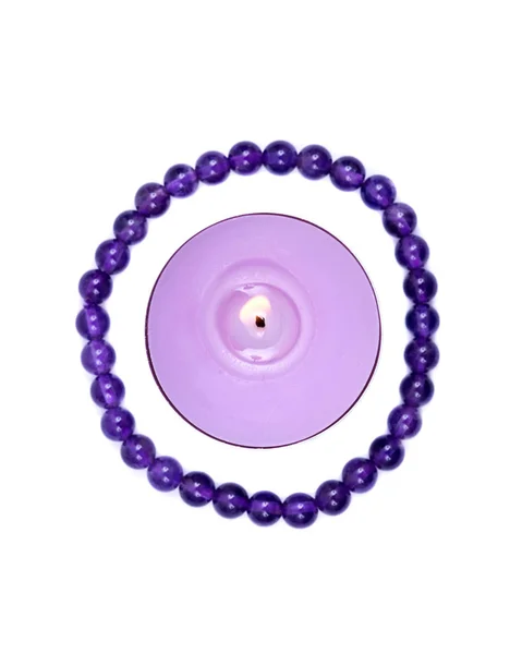 薰衣草茶蜡烛周围的皇家紫色紫水晶珠手镯孤立的白色背景 — 图库照片