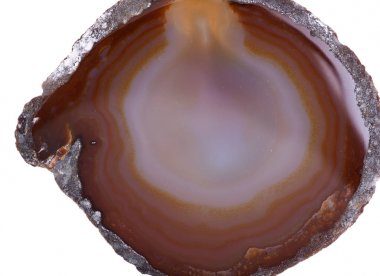 Beyaz arka plan üzerinde izole cilalı çok renkli akik dilim