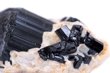 Siyah Tourmaline noktası ve bebekler Nestled feldspat gelen Brezilya, beyaz arka plan üzerinde izole