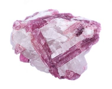 Beyaz arka plan üzerinde izole Brezilya Pembe Turmalin kristalleri ile çivili kaba Beyaz Kuvars