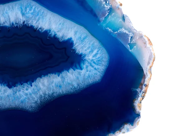 Beyaz arka plan üzerinde izole cilalı çok renkli akik dilim