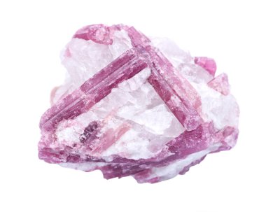 Beyaz arka plan üzerinde izole Brezilya Pembe Turmalin kristalleri ile çivili kaba Beyaz Kuvars