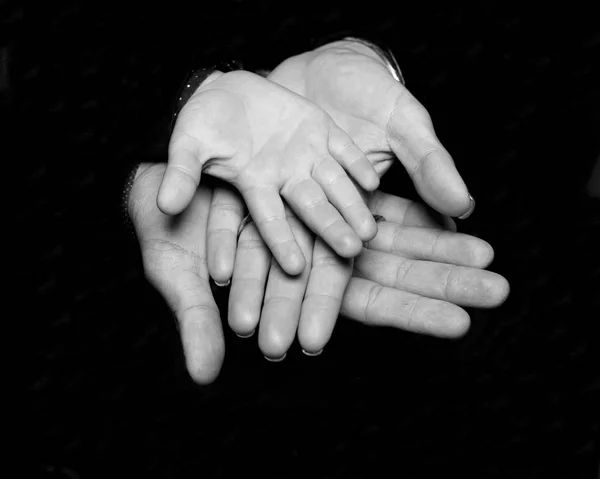 父亲和儿子 家庭双手黑色和白色的黑色背景图像 — 图库照片