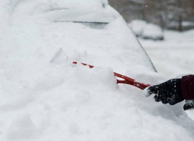 Genç kadın onu arabadan kar süpürme