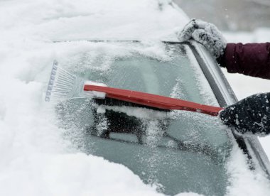 Genç kadın onu arabadan kar süpürme