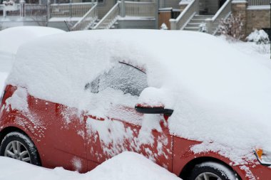 Otopark kar fırtınası, kar yağışı, blizzard sonra sokak arabalar