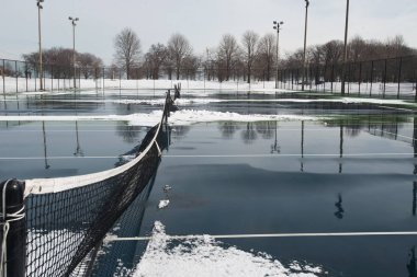 Kar ve bahar için bekleyen su ile kaplı genel zor Tenis Kortu