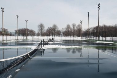 Kar ve bahar için bekleyen su ile kaplı genel zor Tenis Kortu