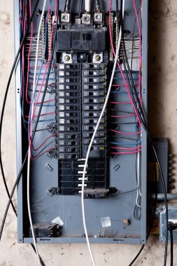 Bodrum katında ev remodeling altında elektrik servis masası ve şube devre kablolama