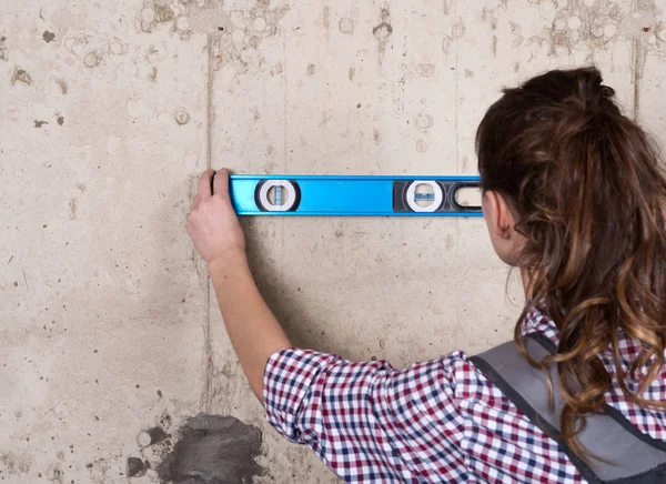 Jovem Mulher Trabalhando Com Nível Padrão Construtor Azul Casa Sob — Fotografia de Stock