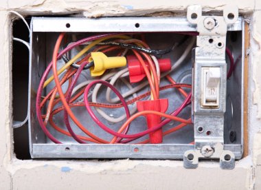 Ev remodeling altında kutusunda açık elektrik ışık anahtarı