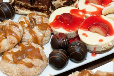 Düğün tatlı tablo, cheesecake, tiramisu, elma crostada, çikolata zuccotto ısırıkları, vera limon tanımlama bilgileri