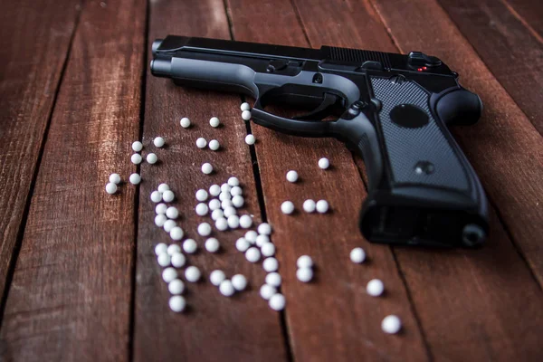 siyah beyaz topları airsoft tablo portre üzerinde silahla