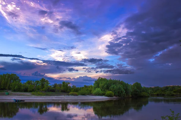 Bahar, gökyüzü bulutlu Violet Nehri üzerindeki akşam