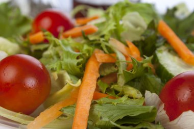 Bir havuç ve domates salatası yakın çekim