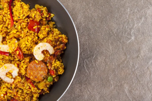 Chorizo, tavuk ve Kral paella bir tavada karides