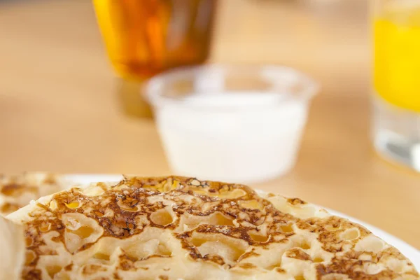 Close up van een frisse gouden crumpet op een ontbijttafel — Stockfoto