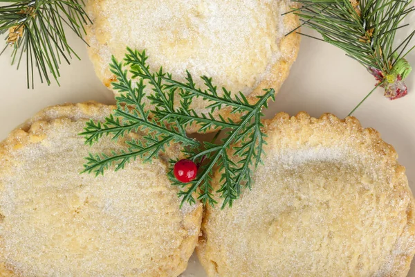 Por encima de tiro de pasteles de carne picada recién horneados para Navidad — Foto de Stock