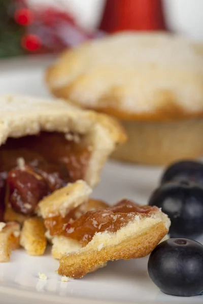 Primer plano de una parte comido pastel de carne picada en Navidad — Foto de Stock