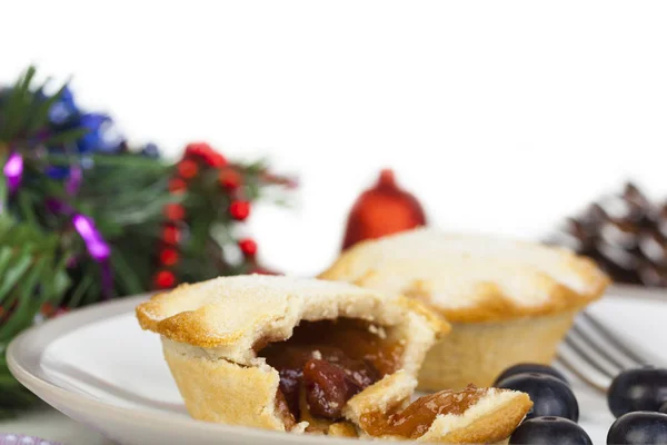 Parte comido pastel de carne picada y decoraciones de Navidad — Foto de Stock