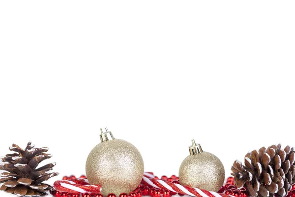 白色圣诞节背景与橡子、 小玩意、 珠子、 谓 — 图库照片