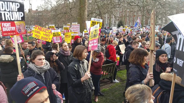 デモ隊がロンドンで禁止イスラム教徒デモで行進 — ストック写真