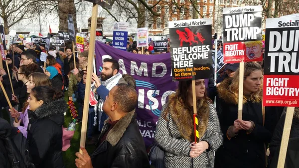 Tiltakozók menetelni a nem muzulmán tilalom demonstráció Londonban — Stock Fotó