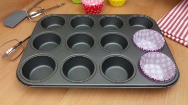 Bir fırın tepsisine yerleştirilen renkli cupcake durumlarda