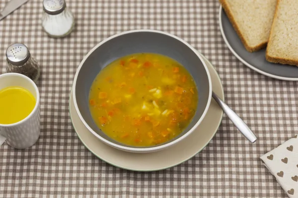 Taze ev yapımı sebze çorbası mutfak masasında